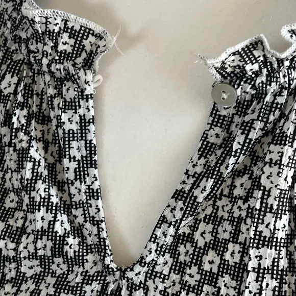 GREIGE WHITE/BLACK FLORAL BLOUSE - Picture 2 of 6